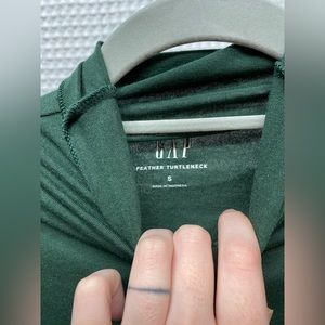 NWOT FOREST GREEN FEATHER TURTLENECK GAP